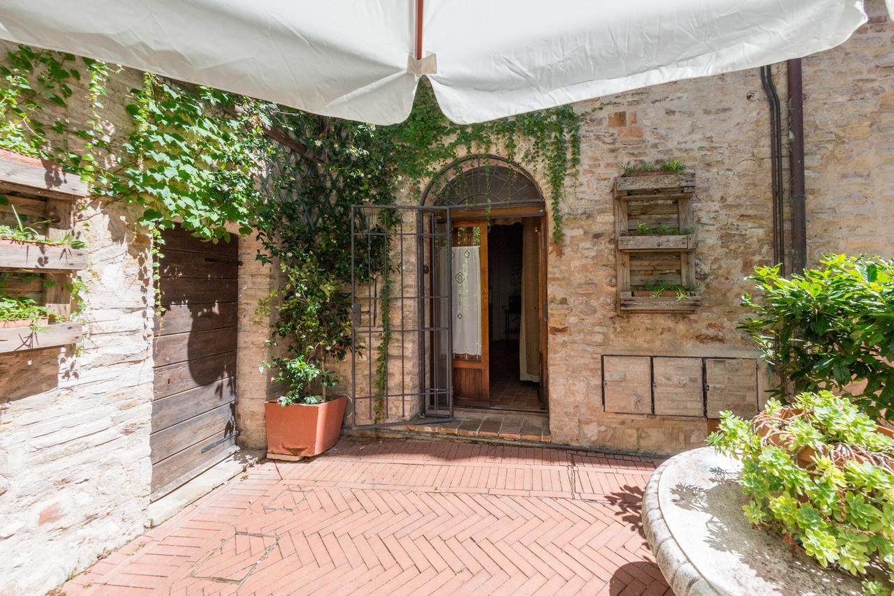 Appartamenti Turistici Vicolo S. Chiara Sassoferrato Exterior photo